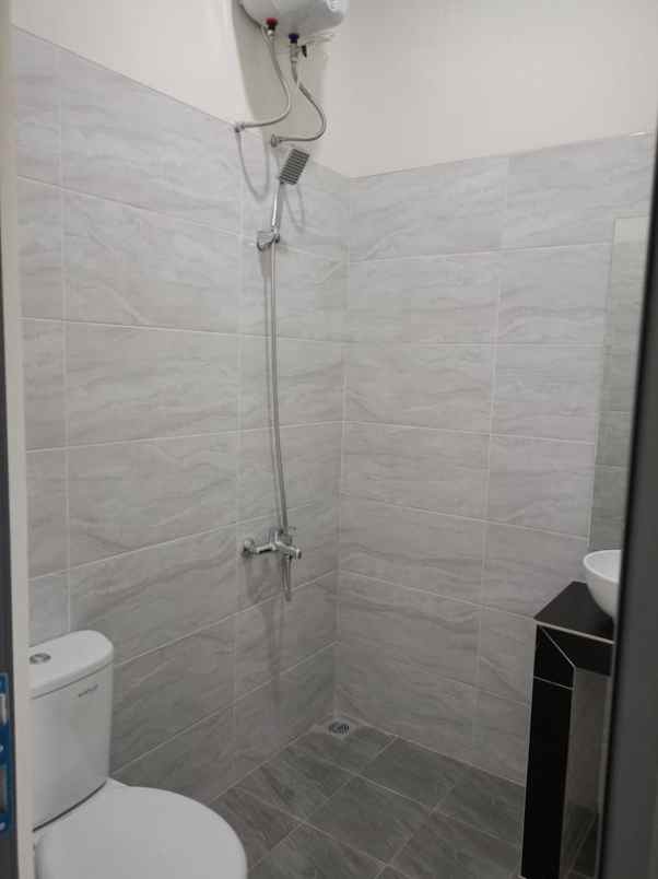 dijual rumah jl aria graha cipamokolan