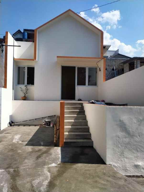 Rumah Shm Lantai Granit Belakang Swalayan Ramai Dekat Tol Manyaran Semarang