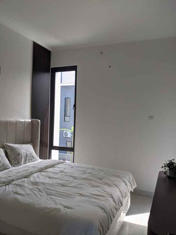 dijual rumah jl buaran rawabuntu