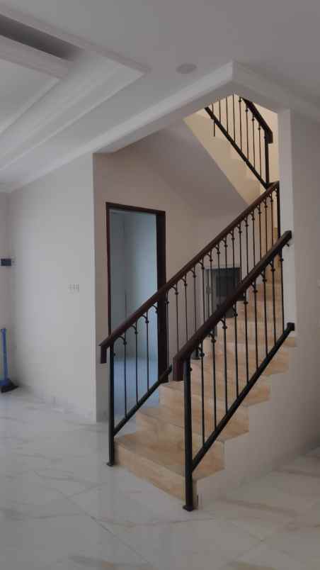 dijual rumah jl jatiwaringin raya