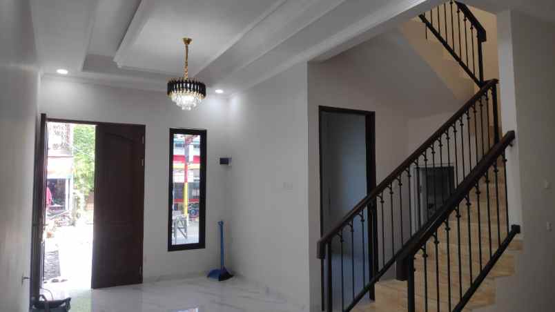 dijual rumah jl jatiwaringin raya