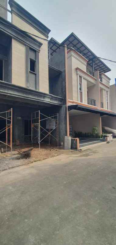 dijual rumah jl taman mini