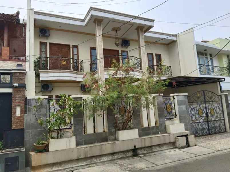 Rumah Dua Lantai Shm Jakarta Selatan Di Jalan Tebet Timur
