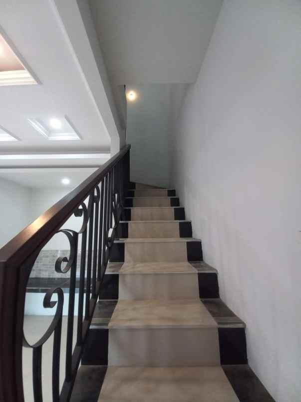 dijual rumah jln raya kalimulya