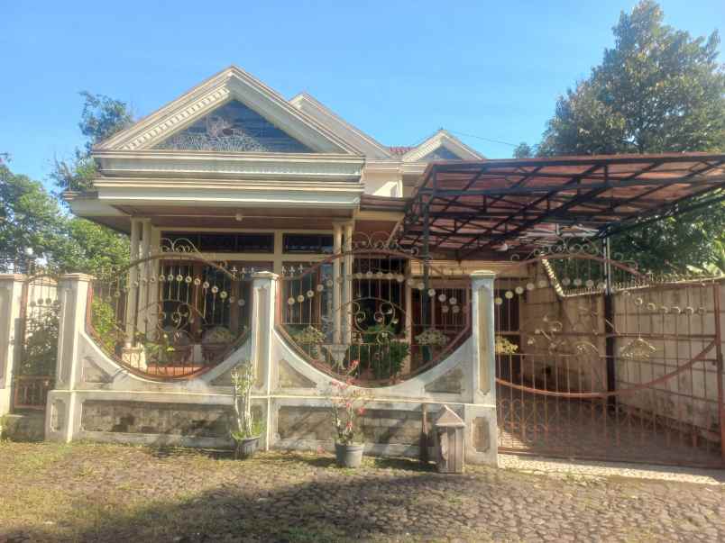 dijual rumah jln terusan sebelas maret