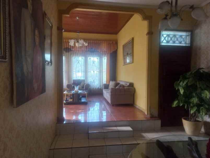 dijual rumah jln terusan sebelas maret