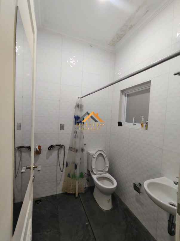 dijual rumah komplek citraland gama