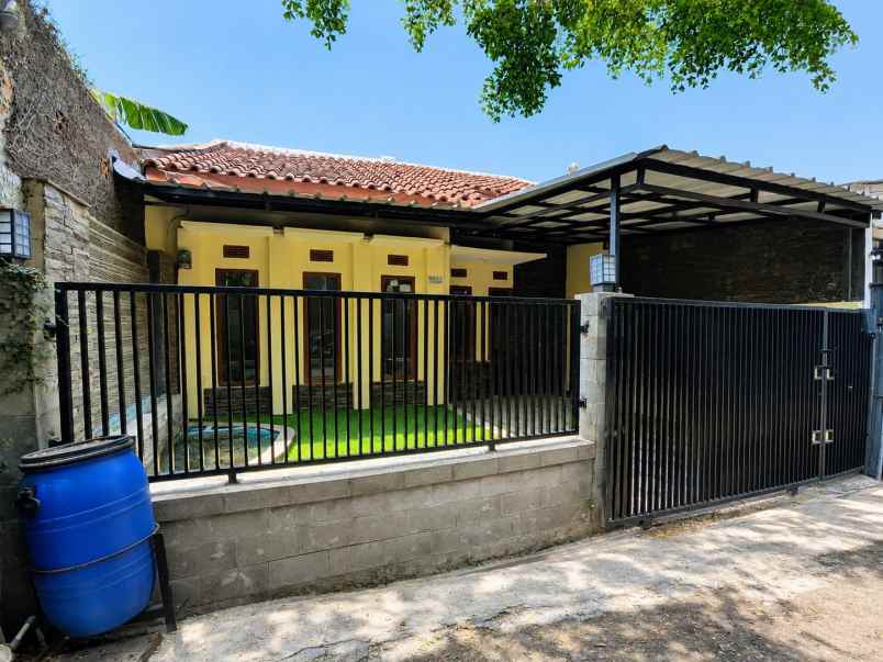dijual rumah komplek griya winaya