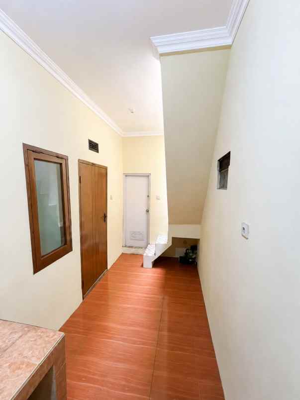 dijual rumah komplek griya winaya