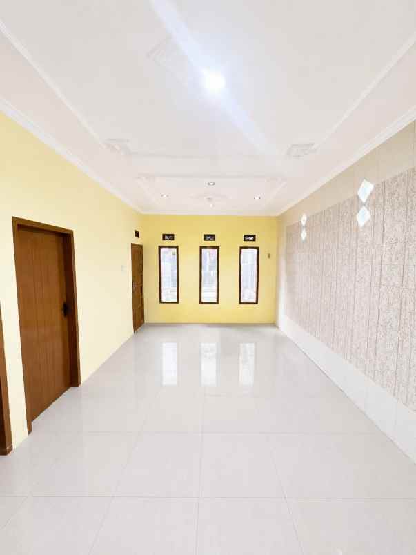 dijual rumah komplek griya winaya