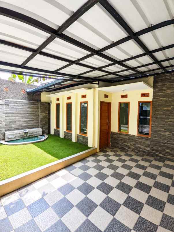 dijual rumah komplek griya winaya