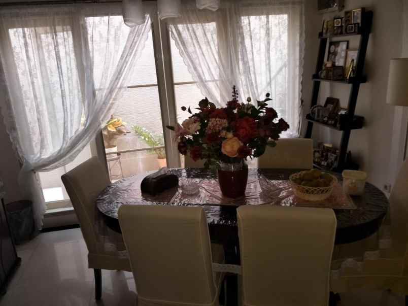 dijual rumah komplek tanjung barat indah