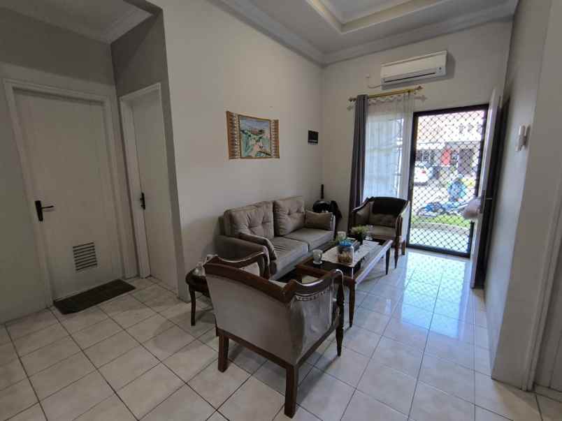 dijual rumah kota baru parahyangan