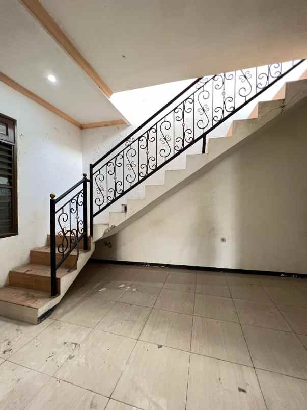 dijual rumah lebak indah