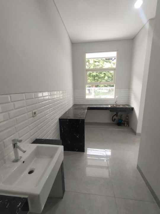 dijual rumah manyar tirto