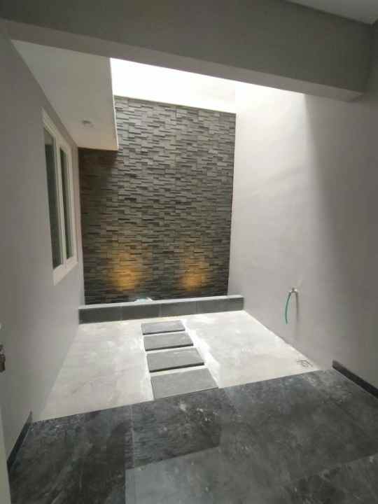 dijual rumah manyar tirto