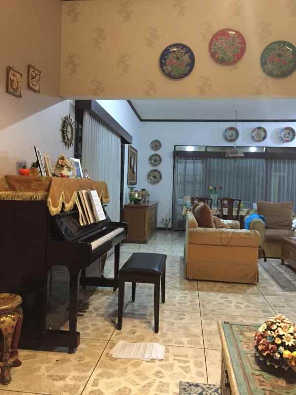 dijual rumah manyar tirtoyoso