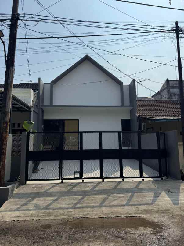 dijual rumah mutiara gading timur