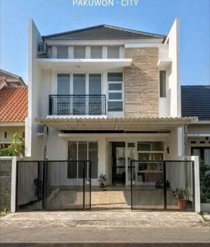 dijual rumah pakuwon city