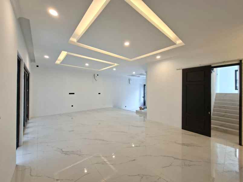 dijual rumah pakuwon indah the mansion