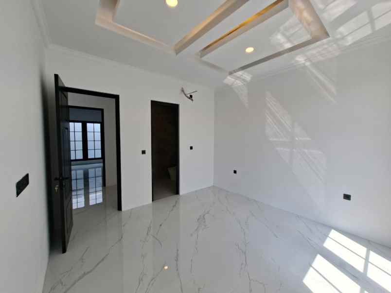 dijual rumah pakuwon indah the mansion