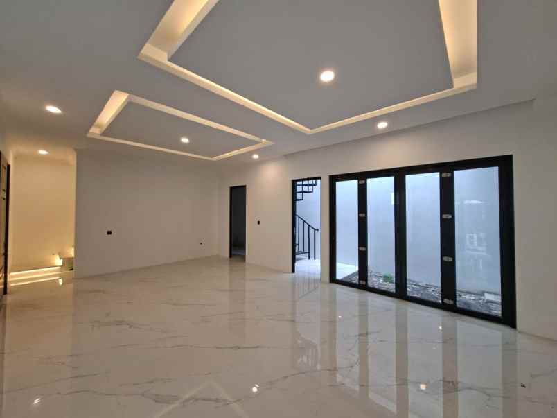 dijual rumah pakuwon indah the mansion