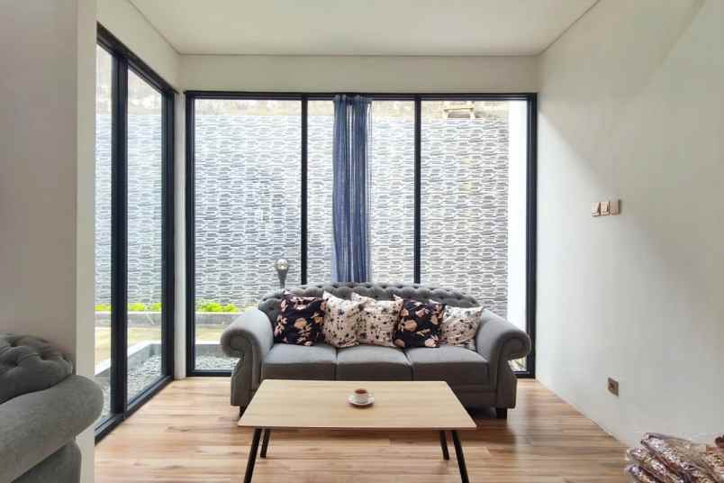 dijual rumah perumahan palem kartika