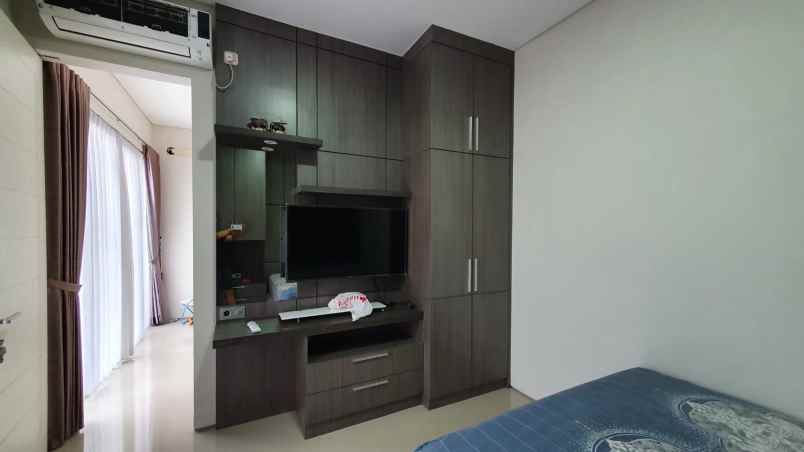 dijual rumah perumahan royal residence