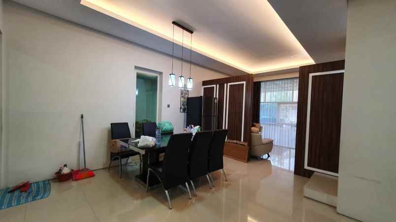dijual rumah perumahan royal residence