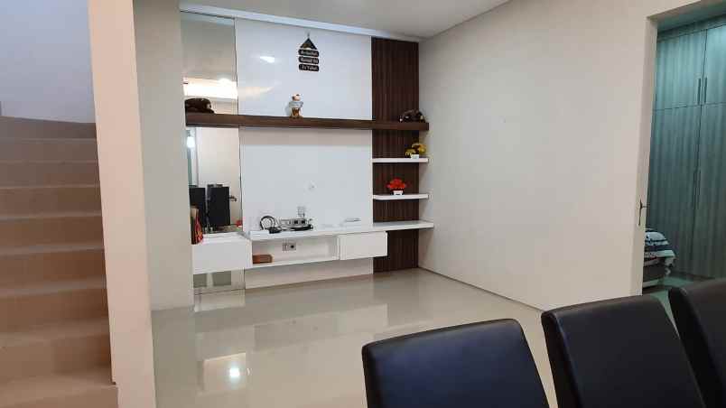 dijual rumah perumahan royal residence