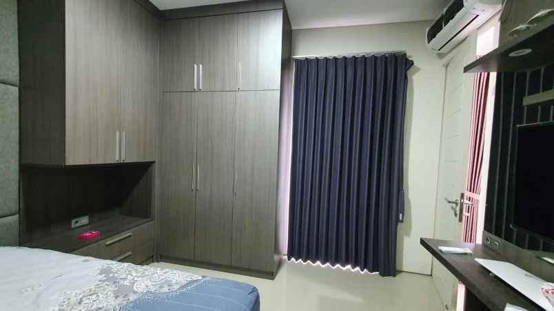 dijual rumah perumahan royal residence