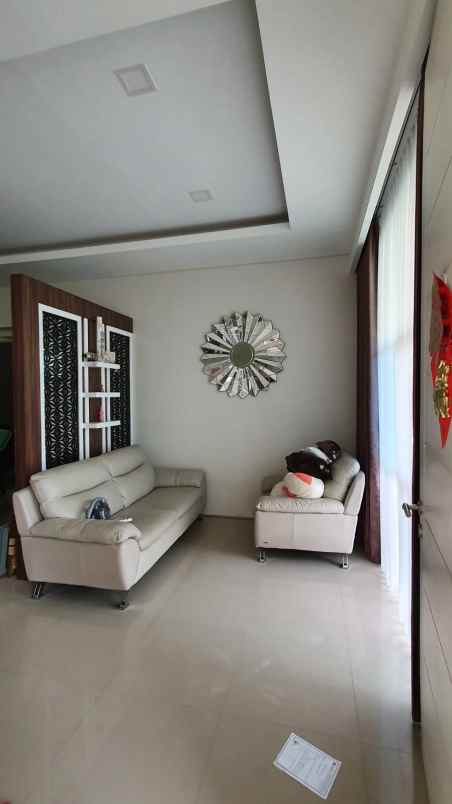 dijual rumah perumahan royal residence