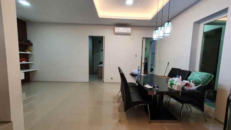 dijual rumah perumahan royal residence