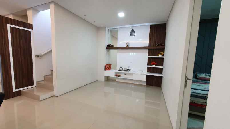 dijual rumah perumahan royal residence
