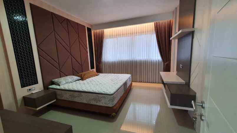 dijual rumah perumahan royal residence