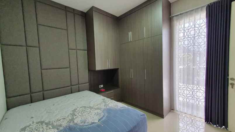dijual rumah perumahan royal residence