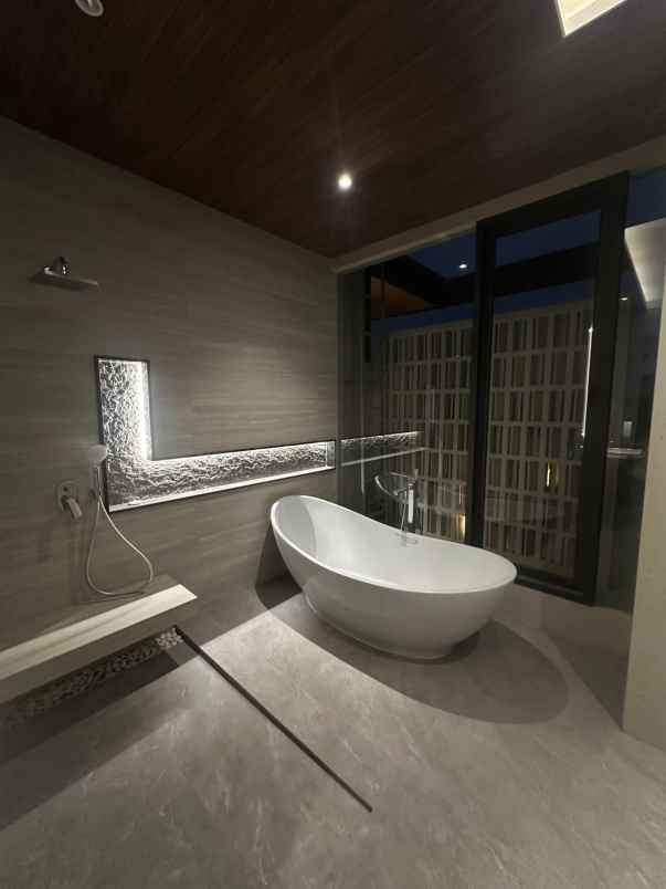 dijual rumah royal residence
