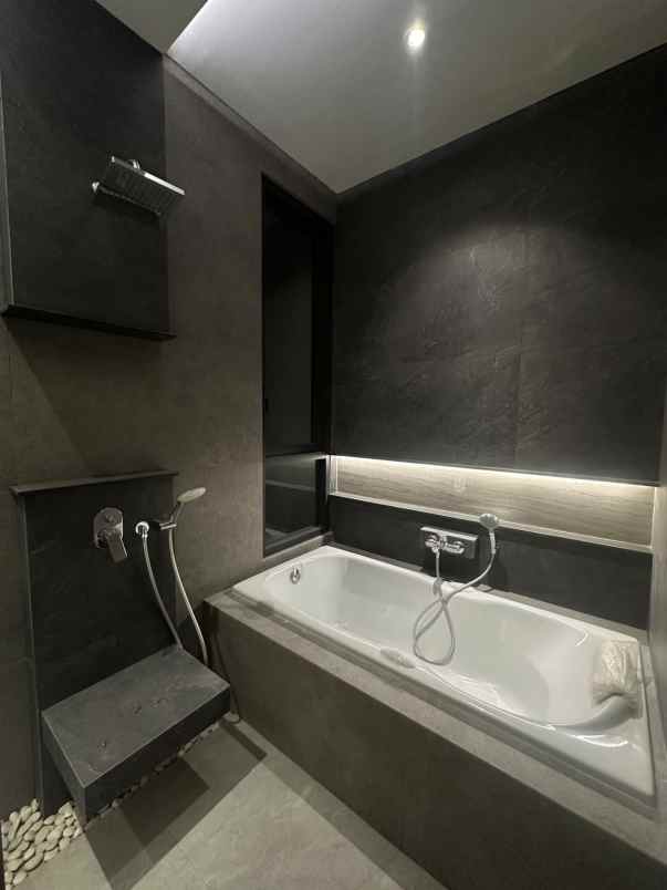 dijual rumah royal residence