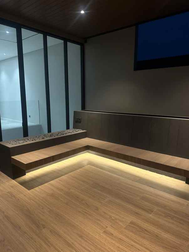 dijual rumah royal residence