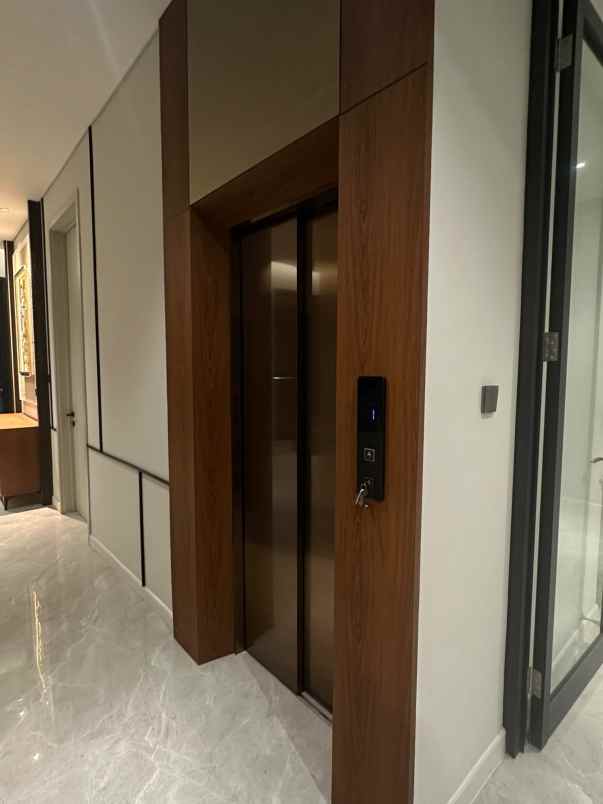 dijual rumah royal residence