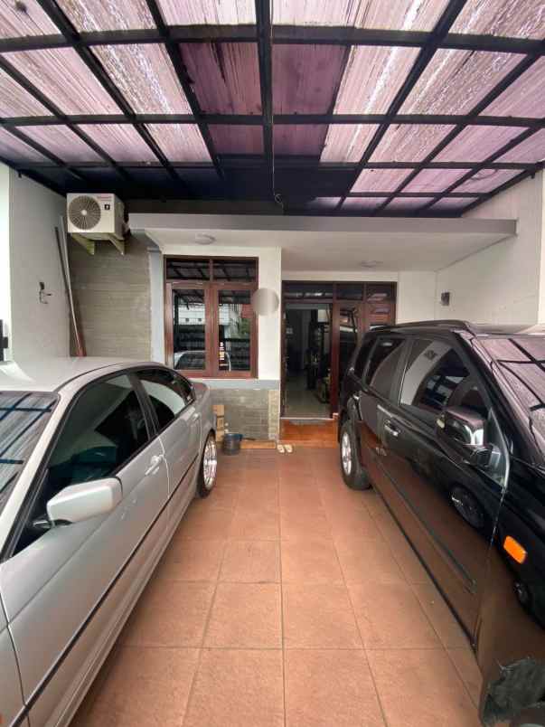 dijual rumah rumah komplek elite puri
