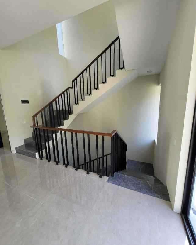 dijual rumah sambiroto