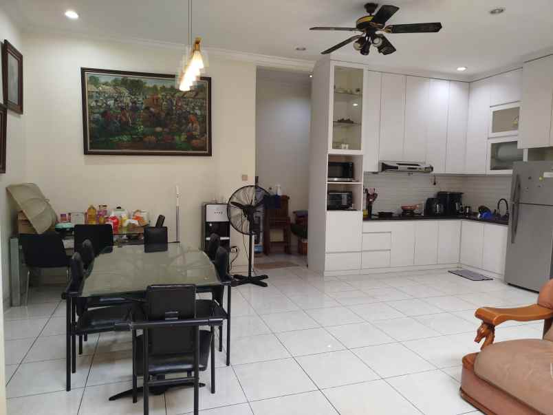 dijual rumah semi furnish citragran