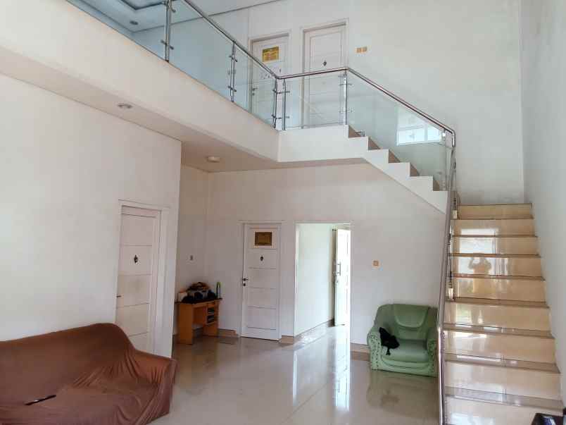 dijual rumah strategis parkir luas