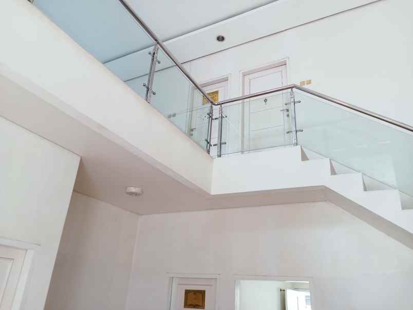 dijual rumah strategis parkir luas