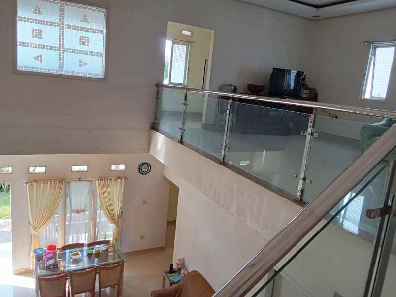 dijual rumah strategis parkir luas