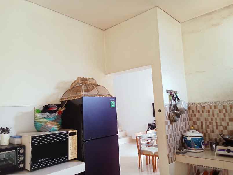 dijual rumah strategis parkir luas