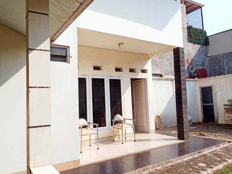 dijual rumah strategis parkir luas