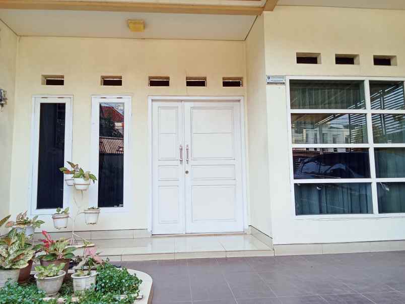 dijual rumah strategis parkir luas
