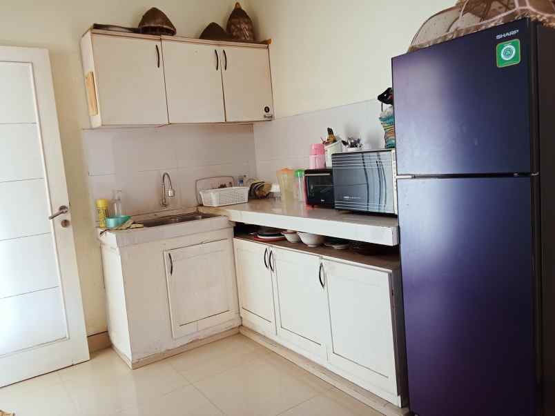 dijual rumah strategis parkir luas
